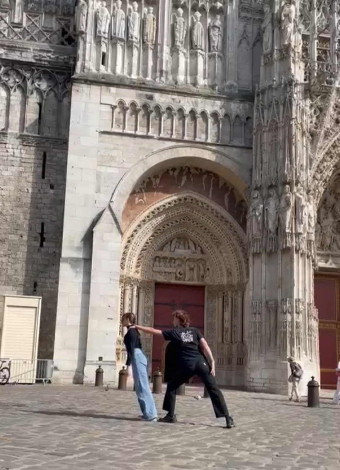 Performance devant la cathédrale de Rouen